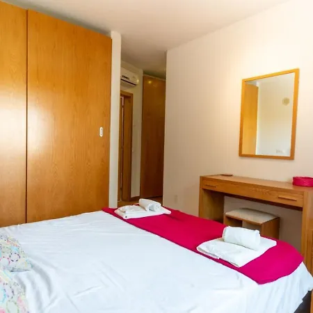 Espacoso Com Piscina Daire